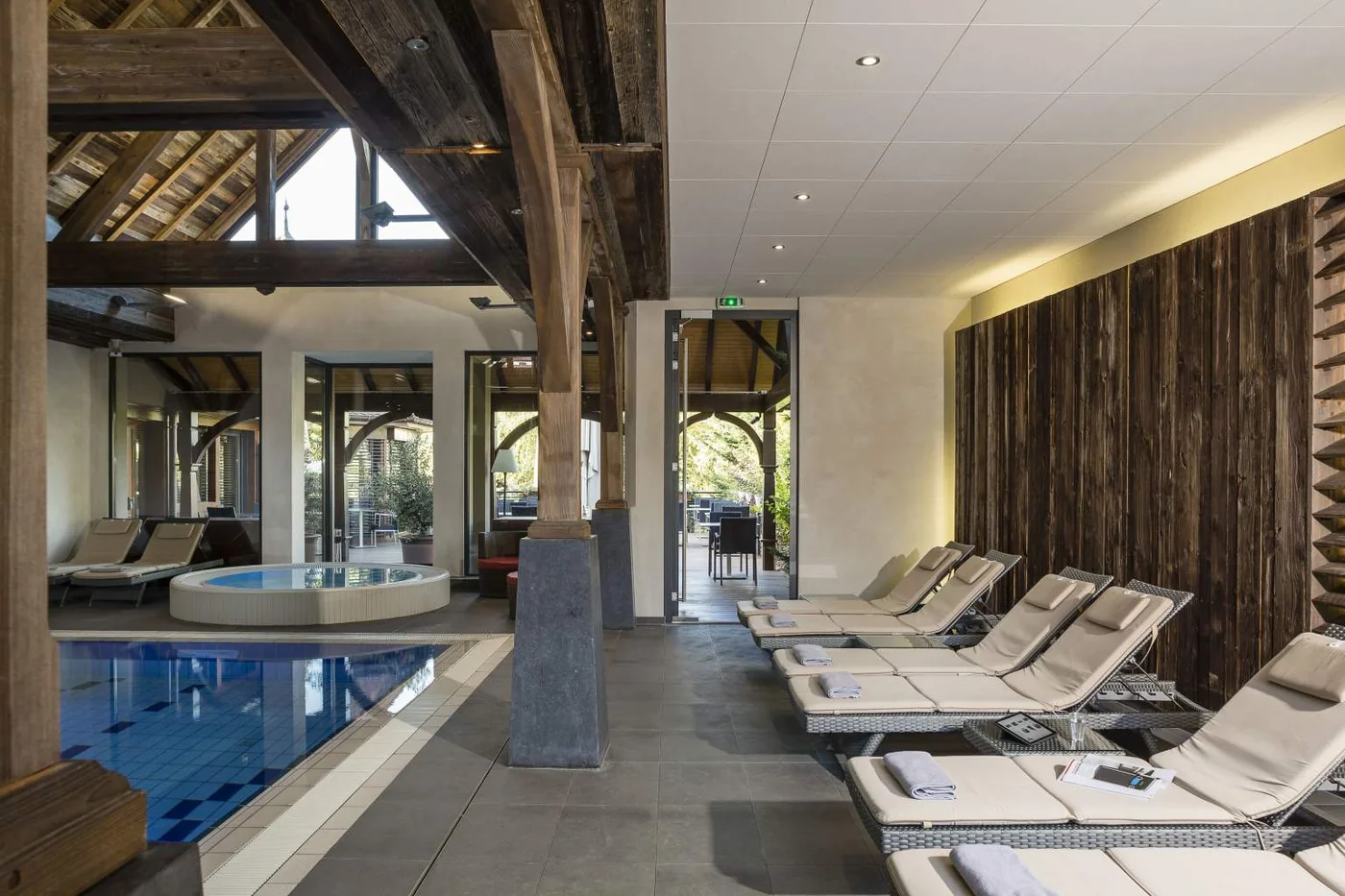 Бассейн и зона отдыха в SPA отеля